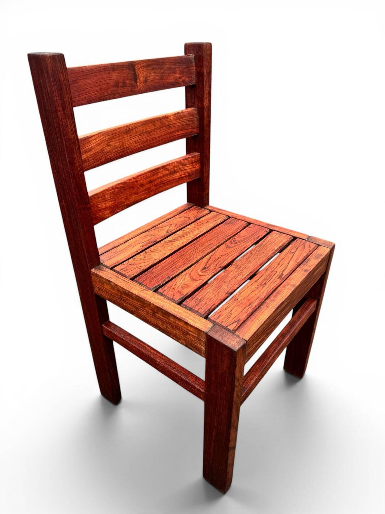 Suite de 8 chaises brutalistes bois exotique massif (essingan) 1960