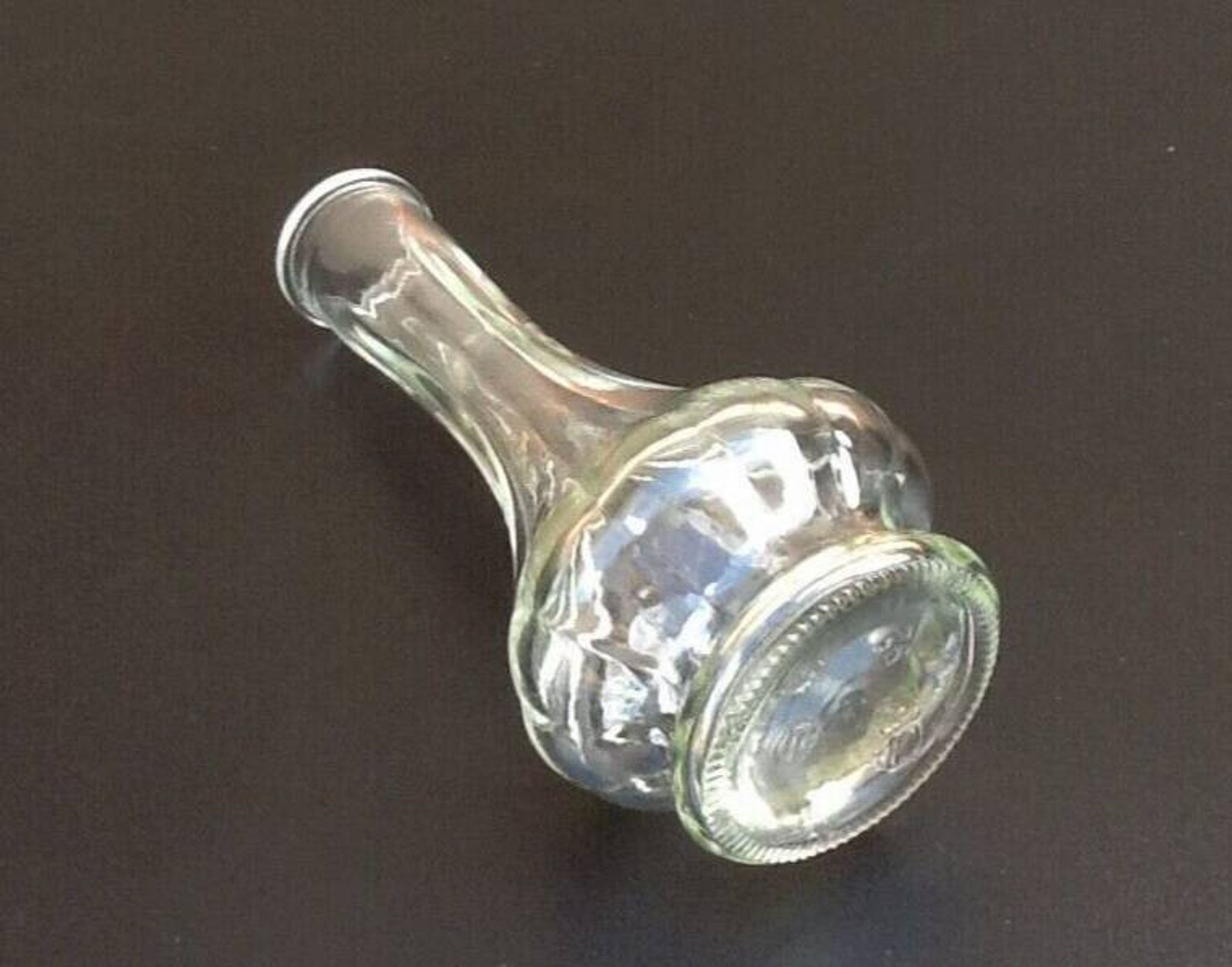 Années 1970   Vase / Soliflore à panse sur pied douche  Verre transparent