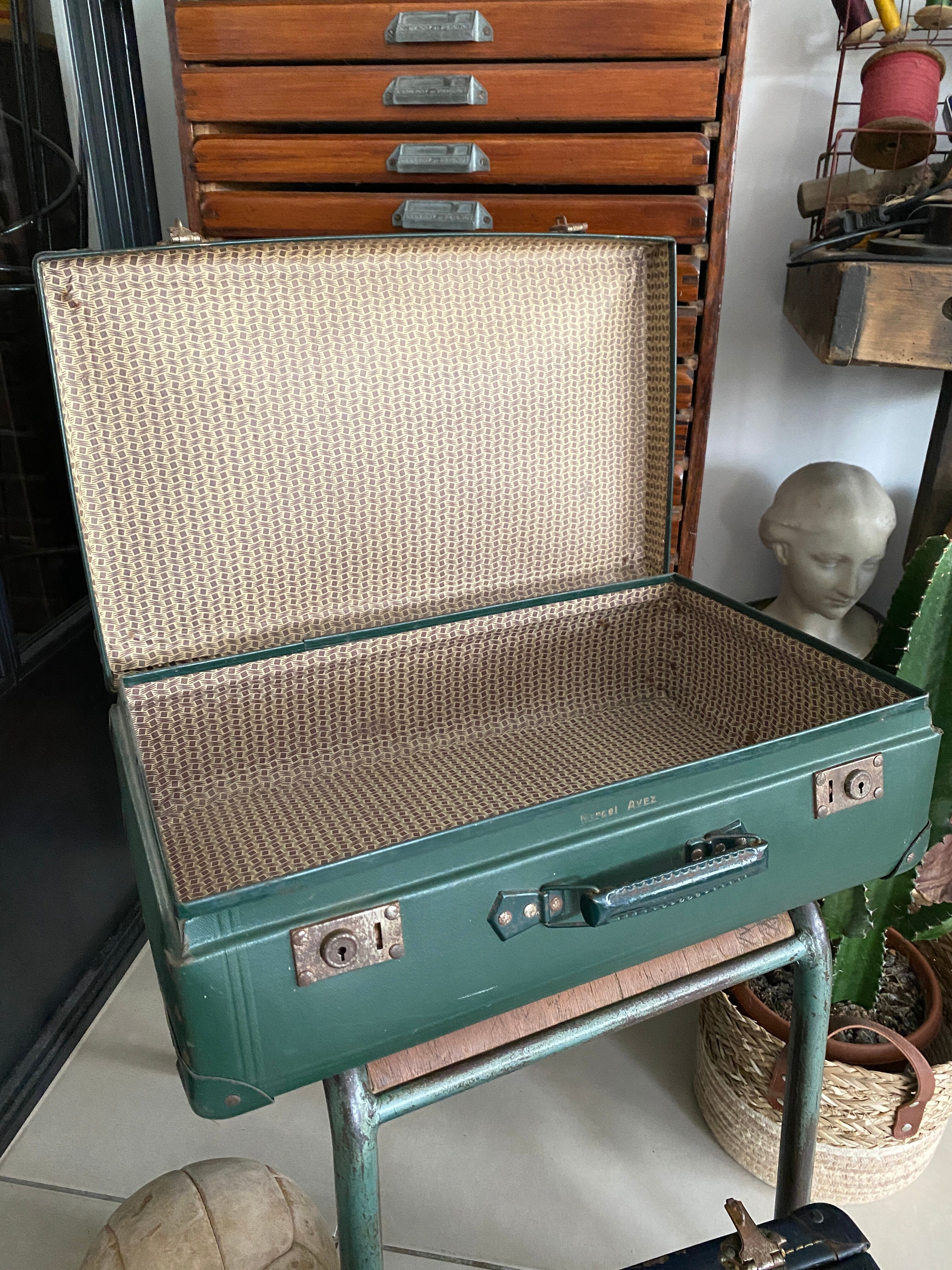 Set of 2 vintage suitcases