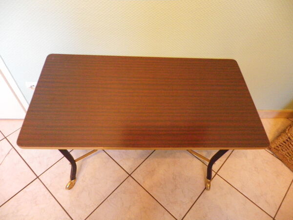 Table d'appoint sur roulettes, dessus formica, métal doré et noir