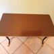 Table d'appoint sur roulettes, dessus formica, métal doré et noir
