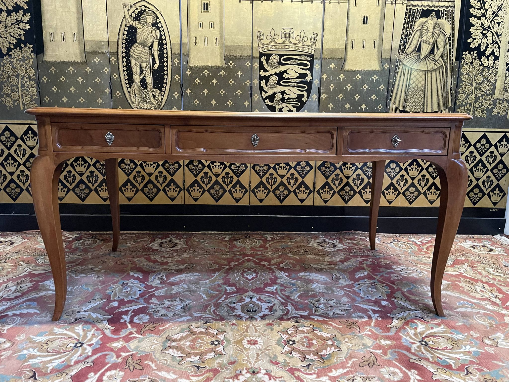 Bureau plat de style Louis XV en acajou blond