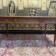 Bureau plat de style Louis XV en acajou blond