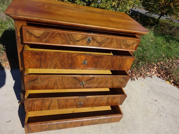 Ancienne commode en noyer et ronce de noyer