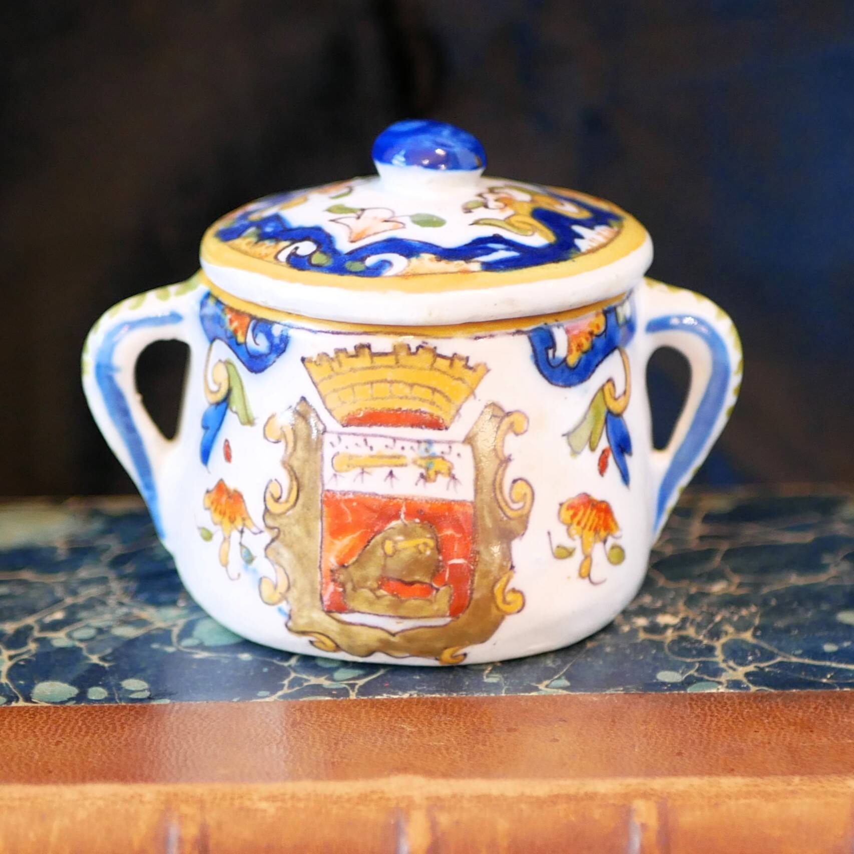 Sucrier ancien de Rouen décoré des armoiries de Saint-Nazaire