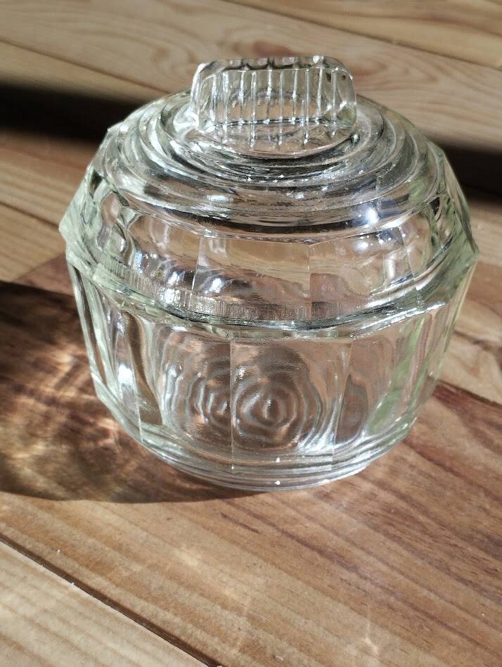 Pale green tinted glass bonbonnière – Delicate vintage shade