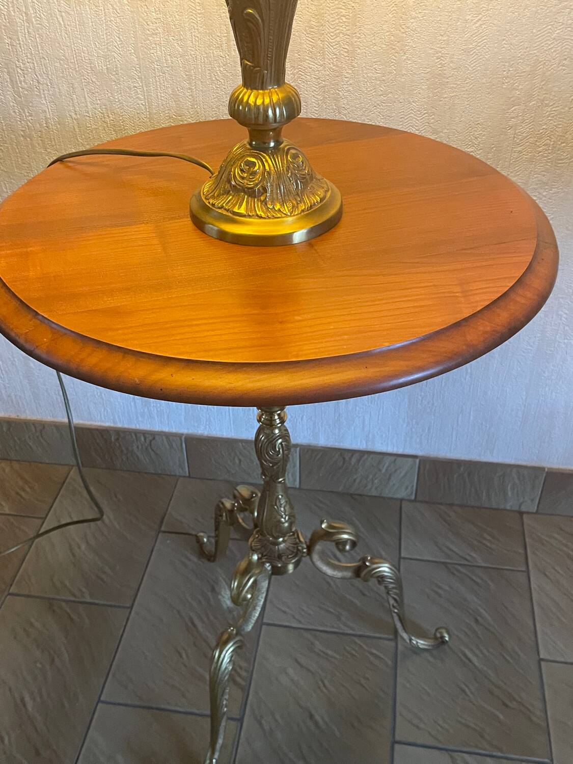 Lot of a guéridon and a gilded bronze lamp.