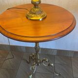 Lot of a guéridon and a gilded bronze lamp.