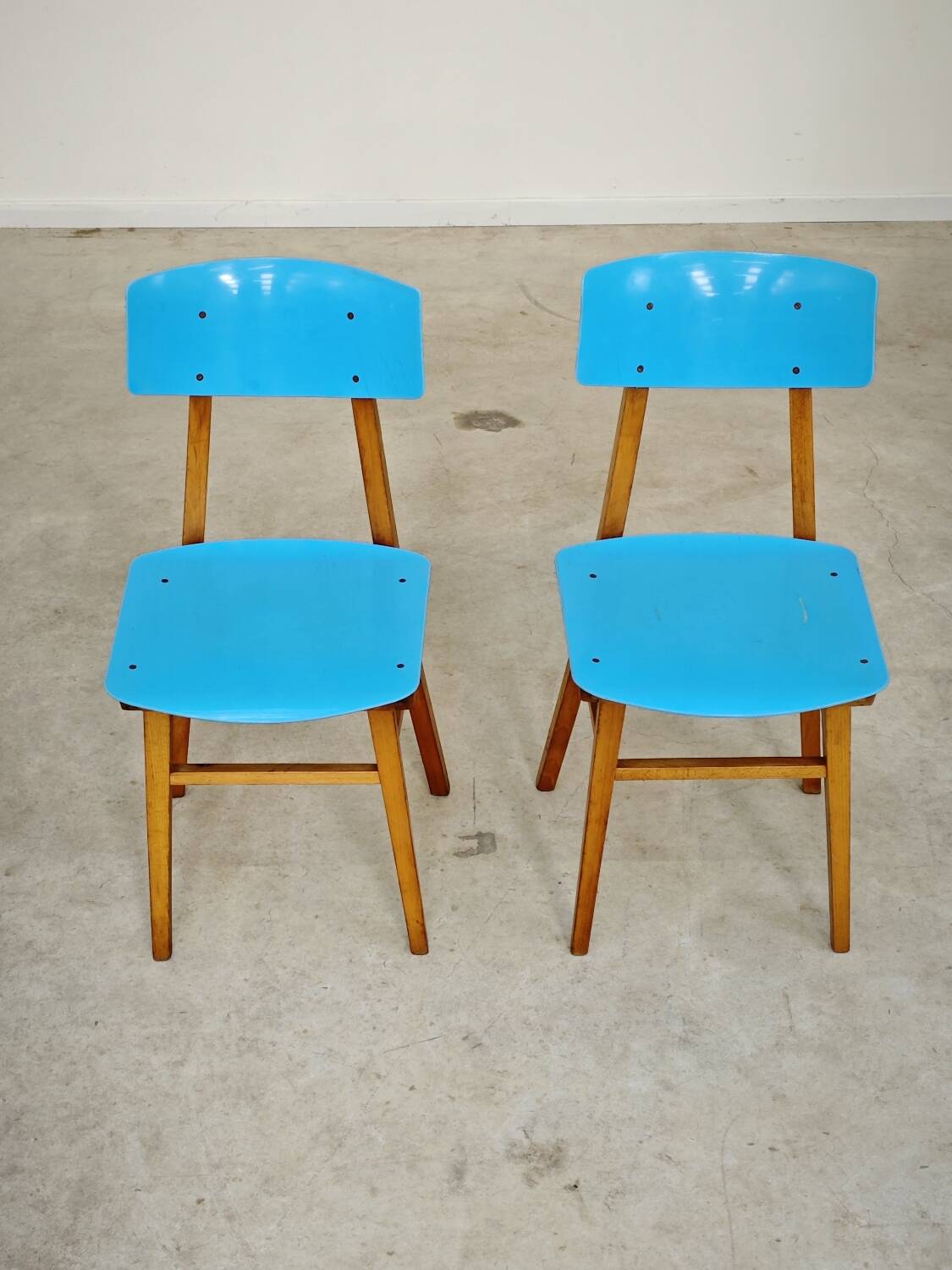 Pair of wooden and plastic chairs Ton Bystrice Thonet