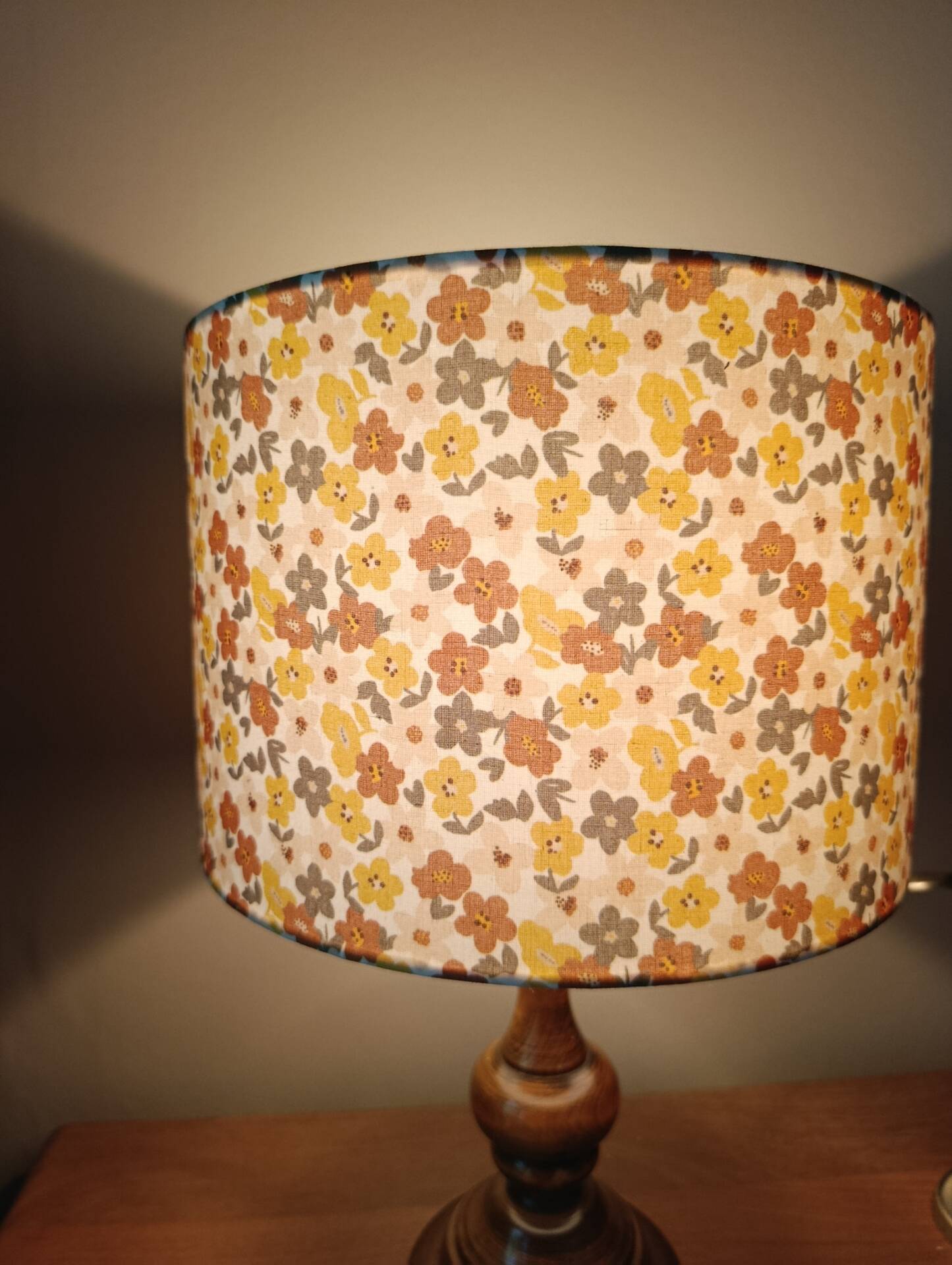 Vintage lamp | retro floral charm & turned solid wood base