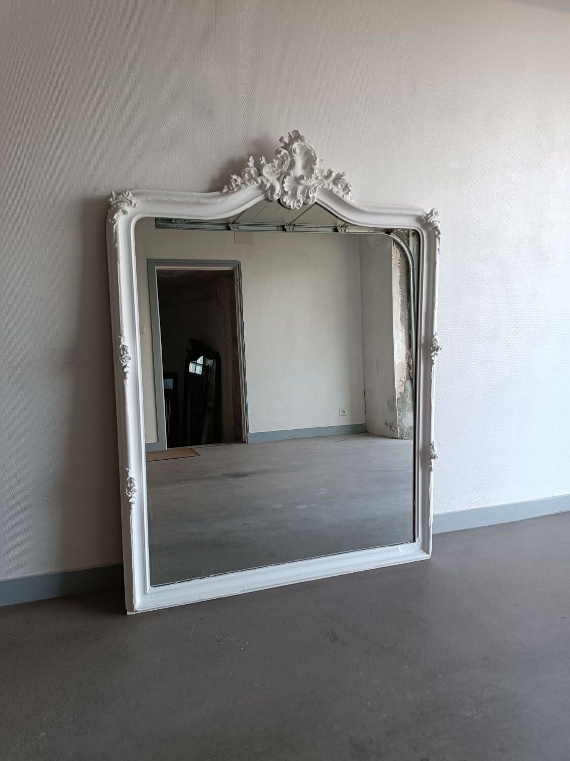 Antique mirror with pediment 158x118 cm