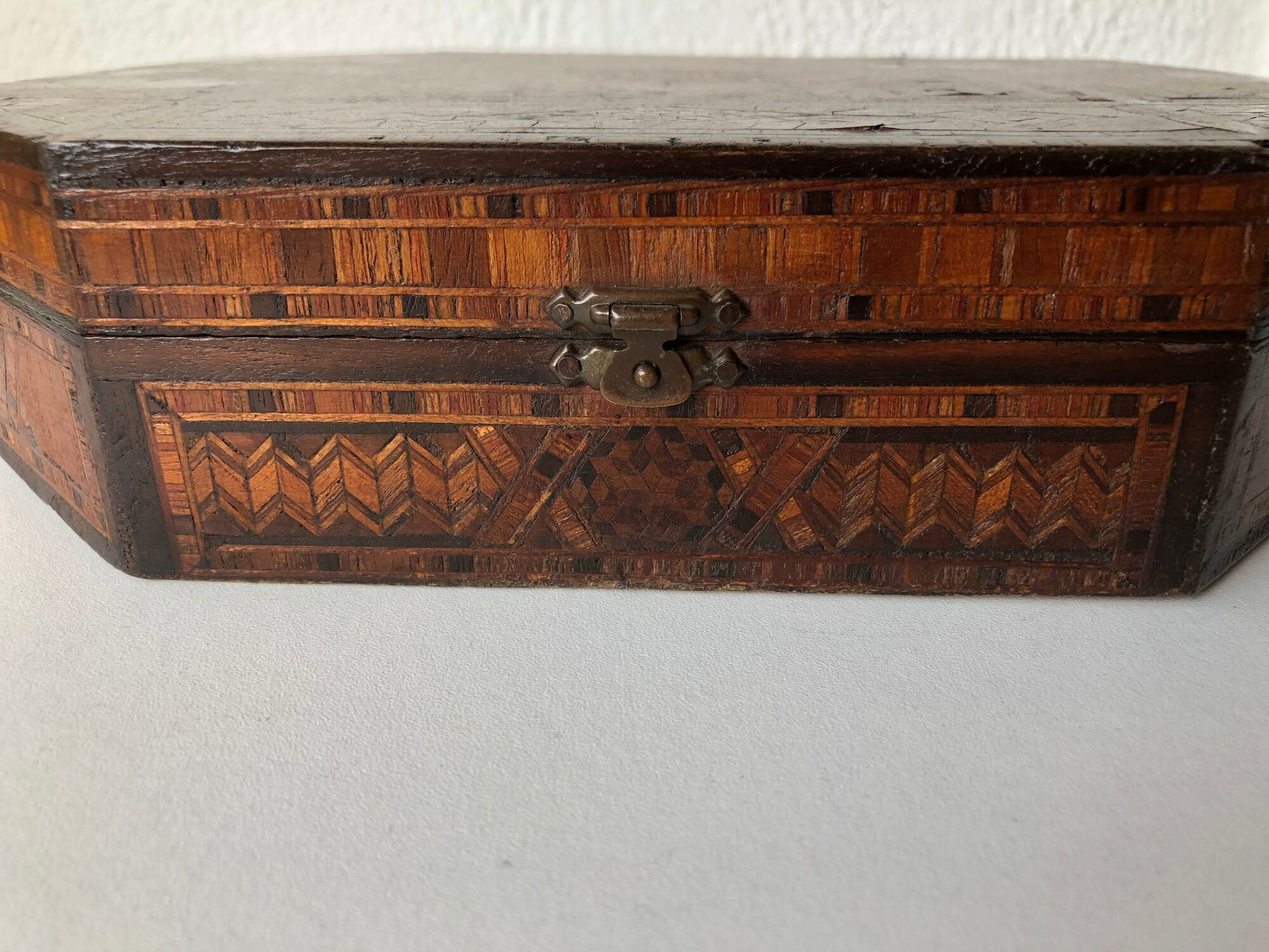 Box or box has jewelry in oriental marquetry. Colonial period around 1950 .