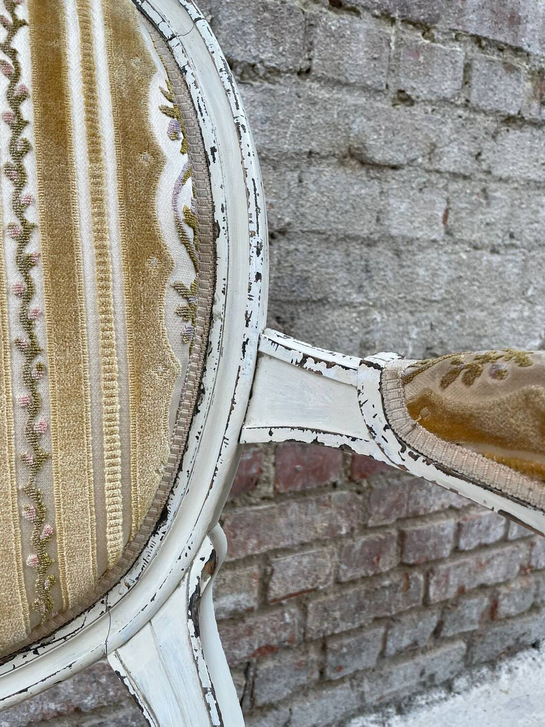 Fauteuil français de style Louis XVI avec revêtement