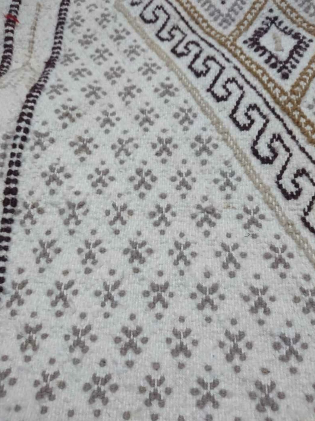 Berber carpet handmade in pure wool beige 78 x 158 cm