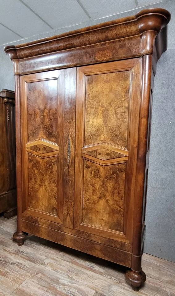 Louis Philippe period Burgundy armoire in walnut and burl wood circa 1830