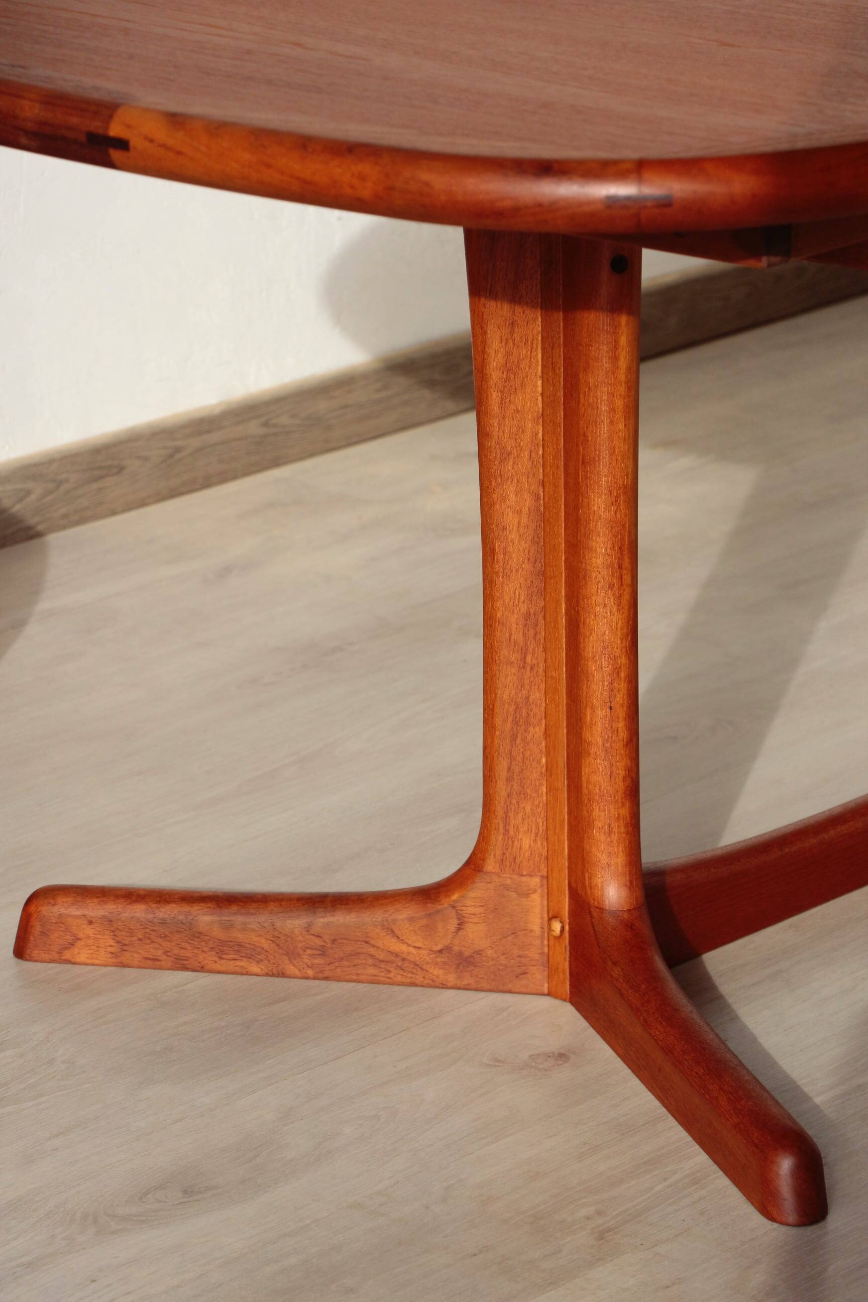 Vintage Dyrlund dining table in teak – the excellence of Danish design.