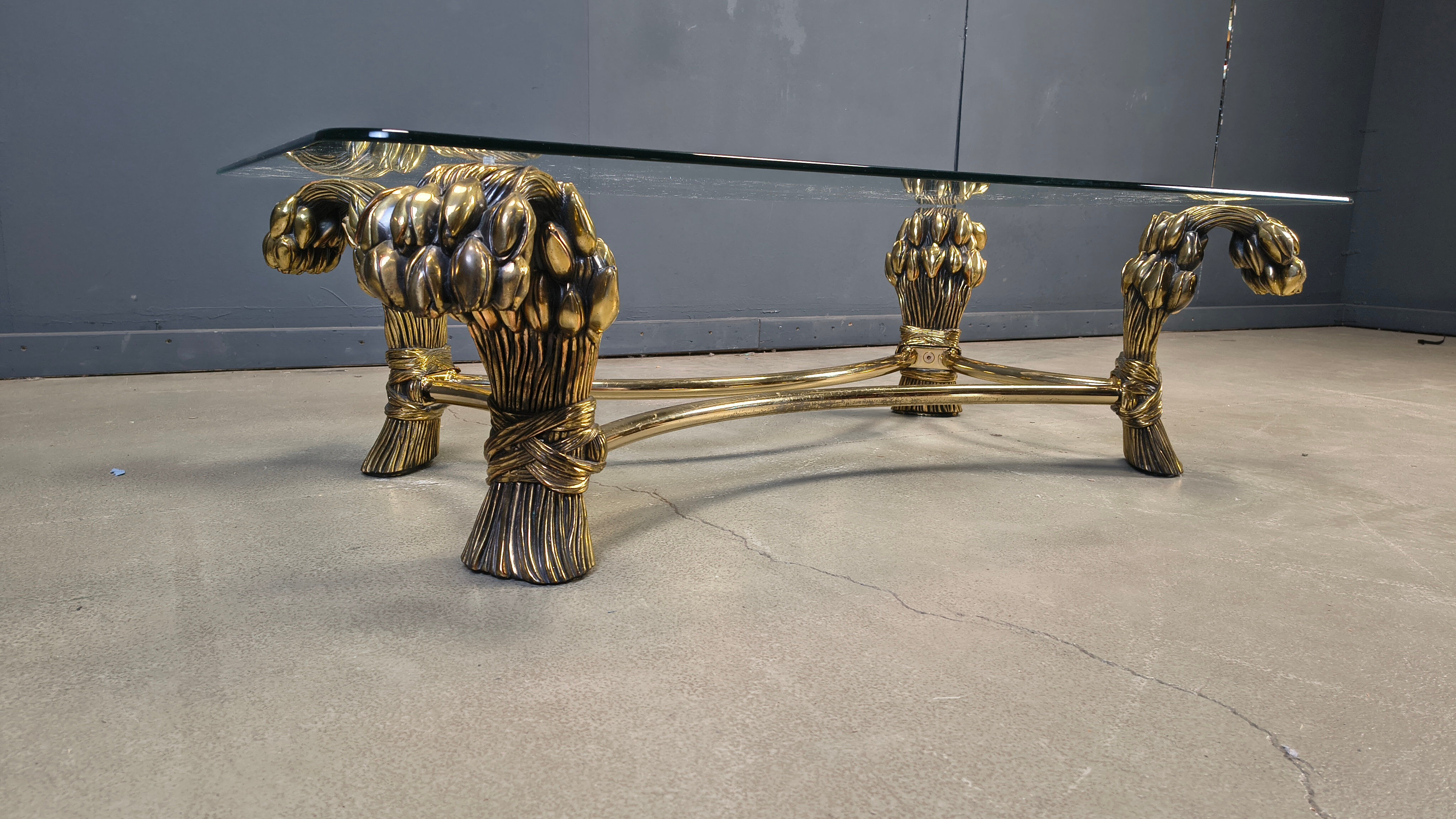 Table basse tulipe en laiton vintage, années 1970