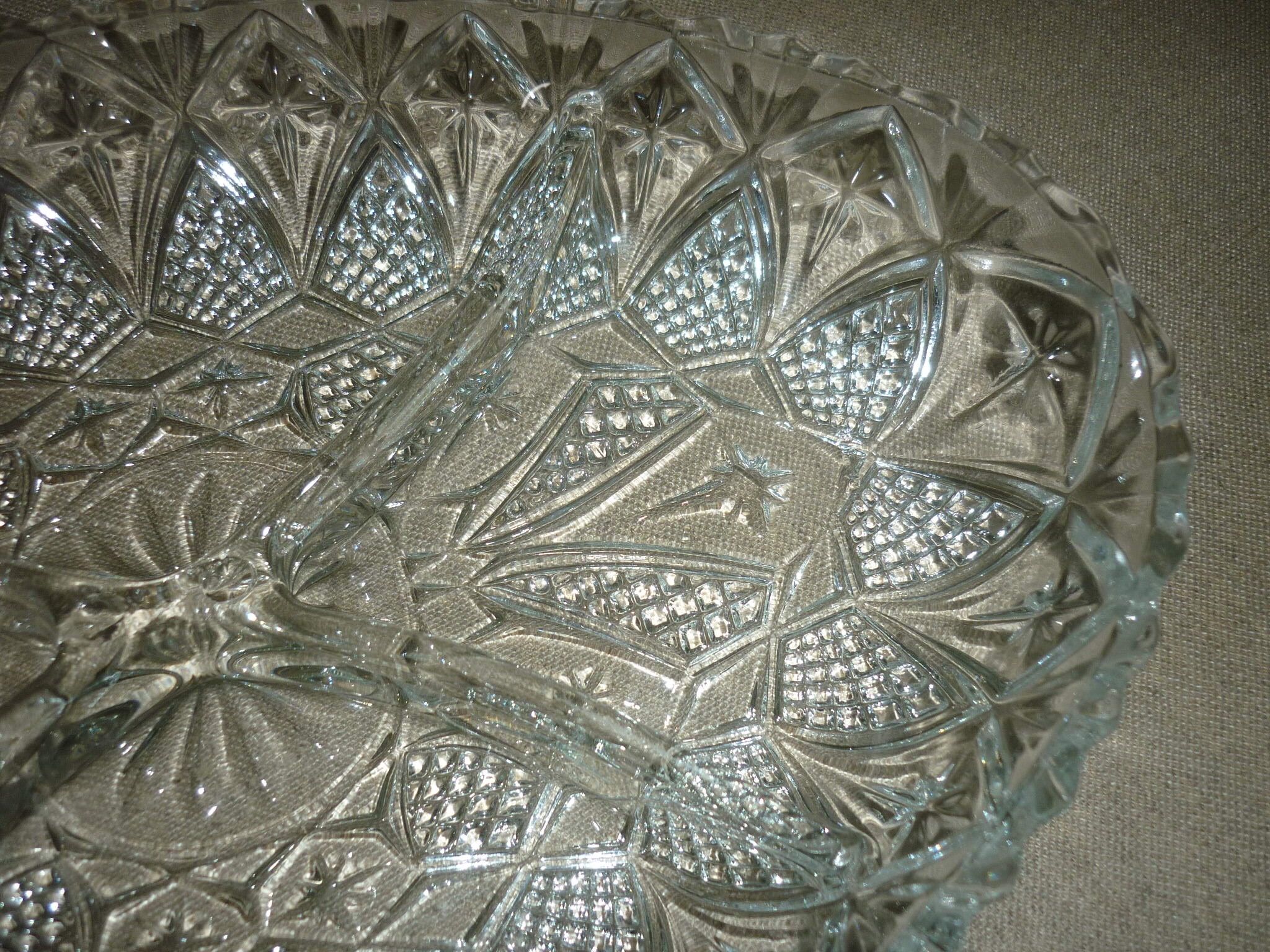 Oval compartmentalized plate in transparent glass
