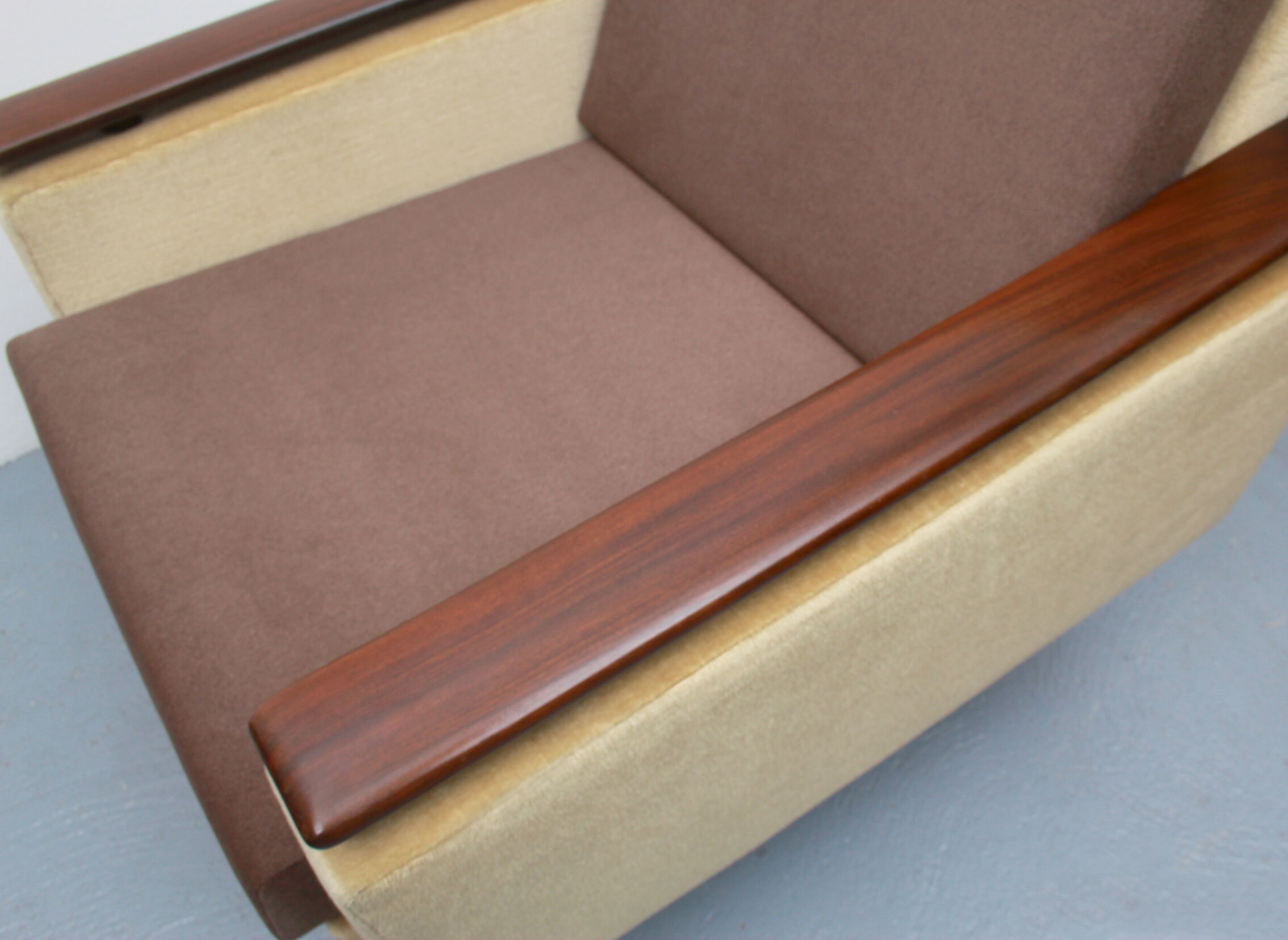 Fauteuil pivotant des années 1960 en mohair-velours