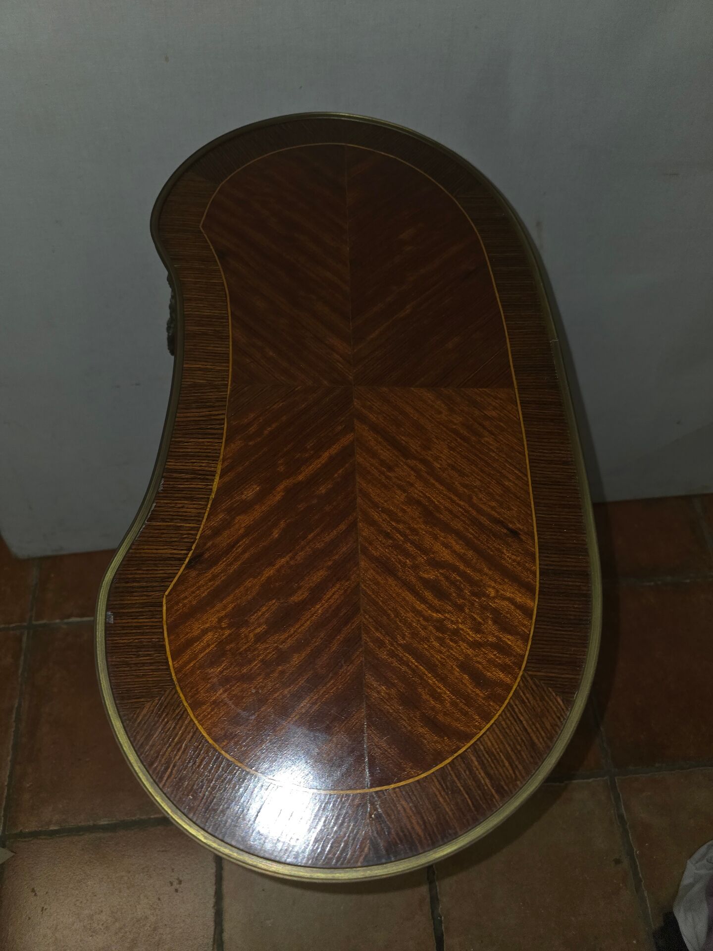 Kidney-shaped side table in Louis XVI style with marquetry.