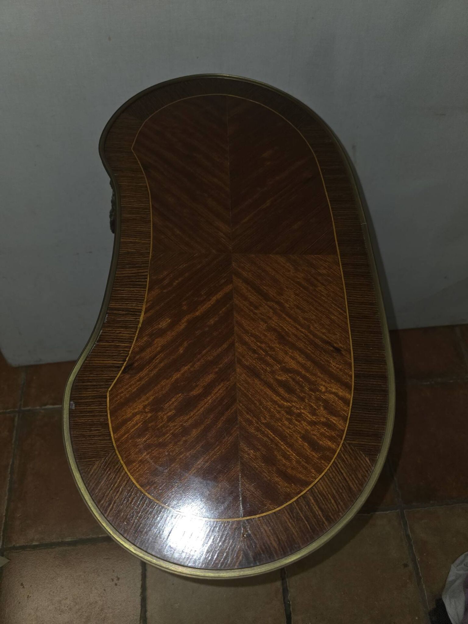 Table d'appoint rognon style Louis XVI en marqueterie