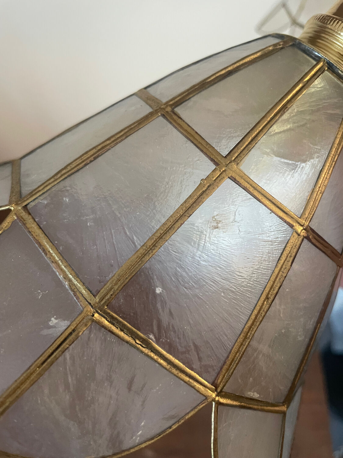 2 portable lamps with flower-shaped lampshades in mother-of-pearl and brass.