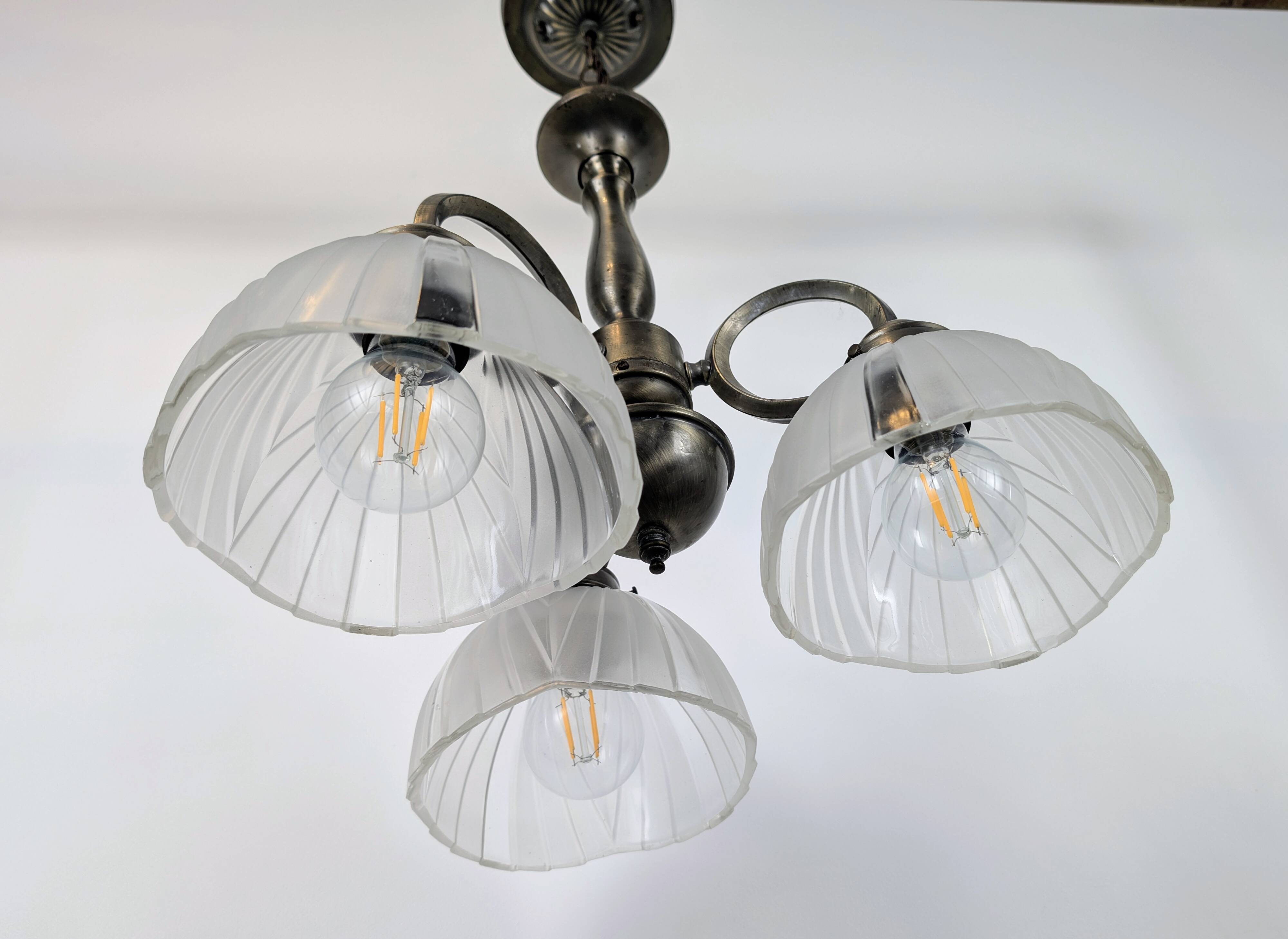 Antique Art Deco chandelier with 3 arms in patinated metal and ribbed glass.