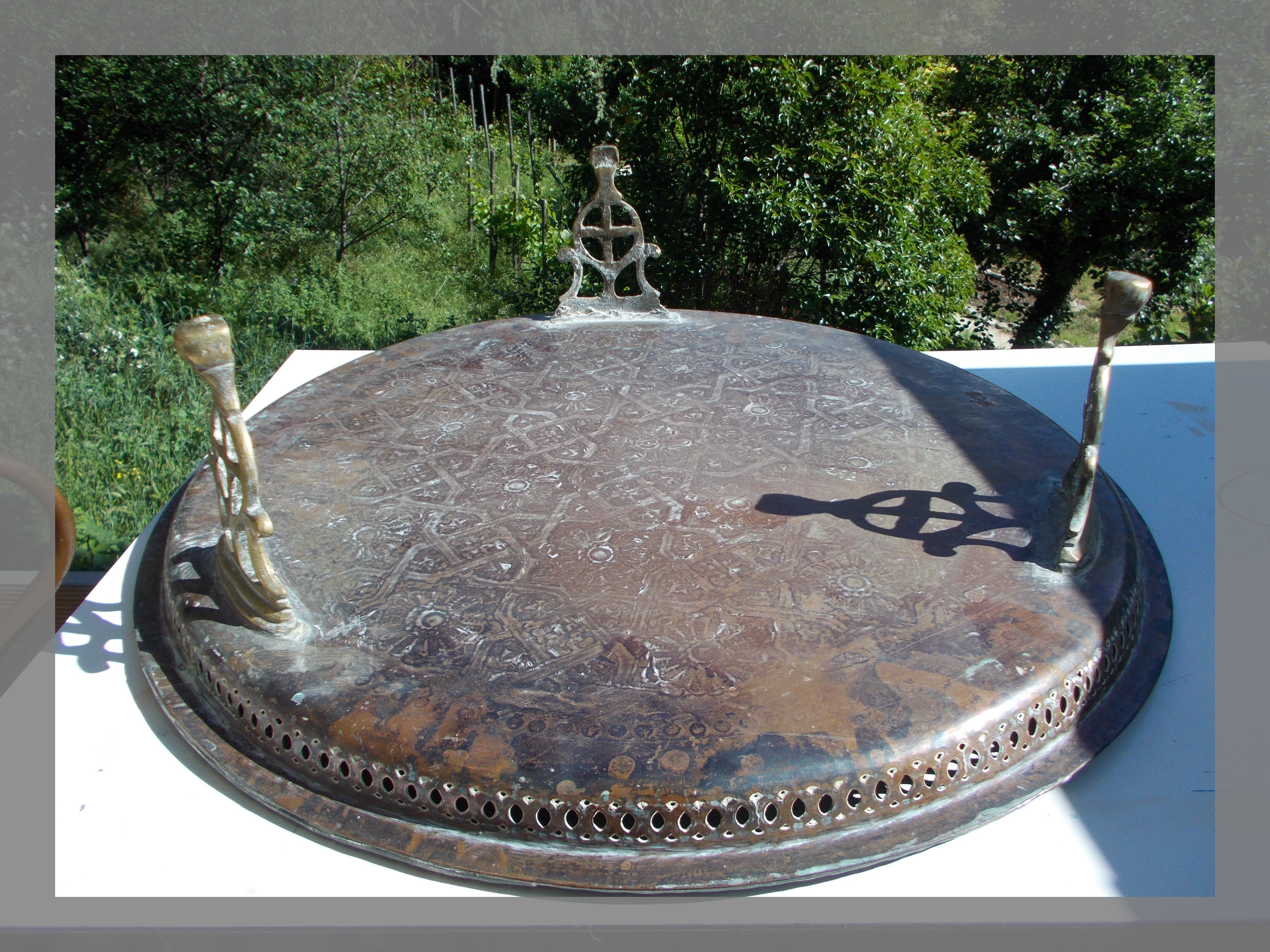 Ancien plateau cuivre sur pieds laiton Maroc Marocaine
