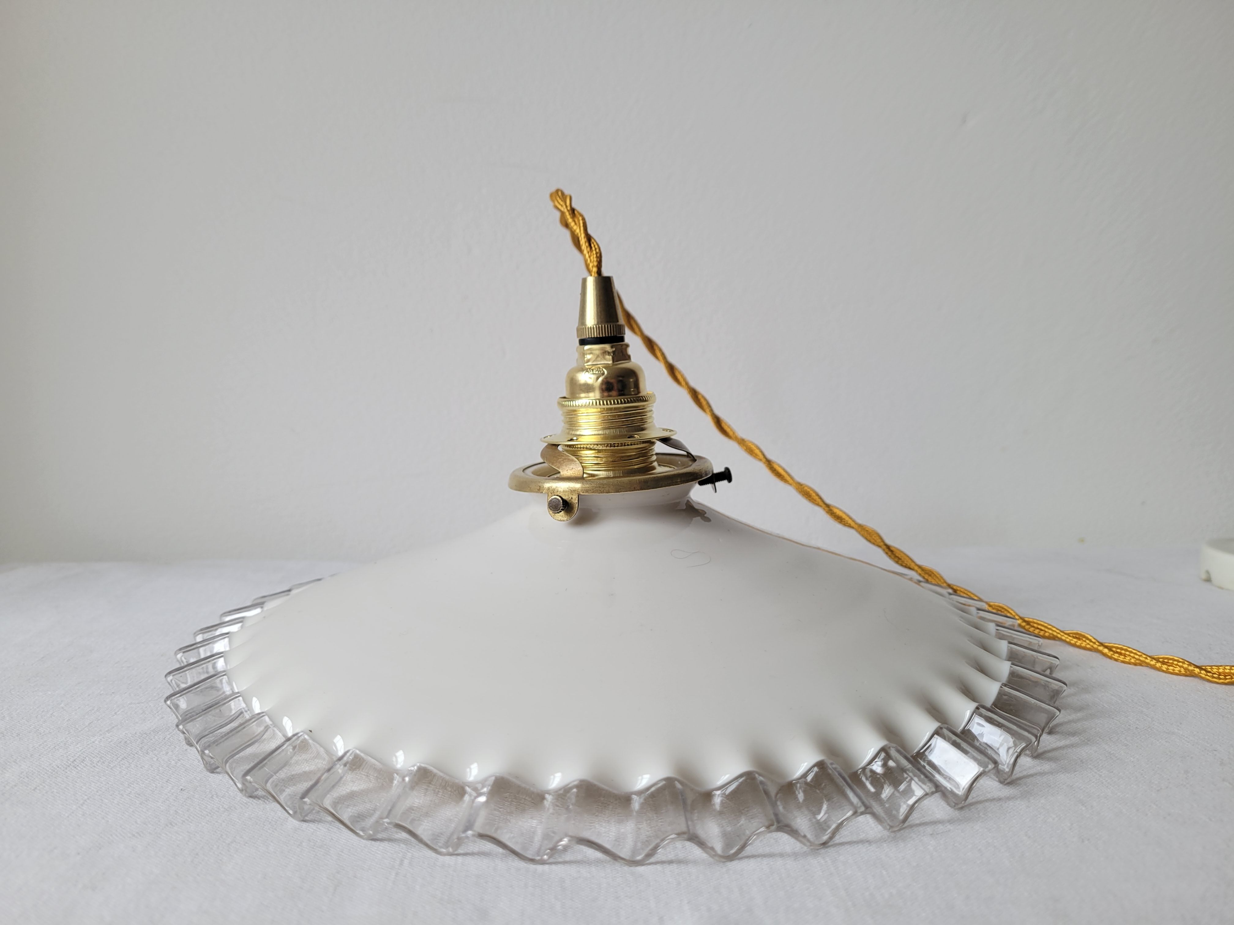 Serrated opaline suspension