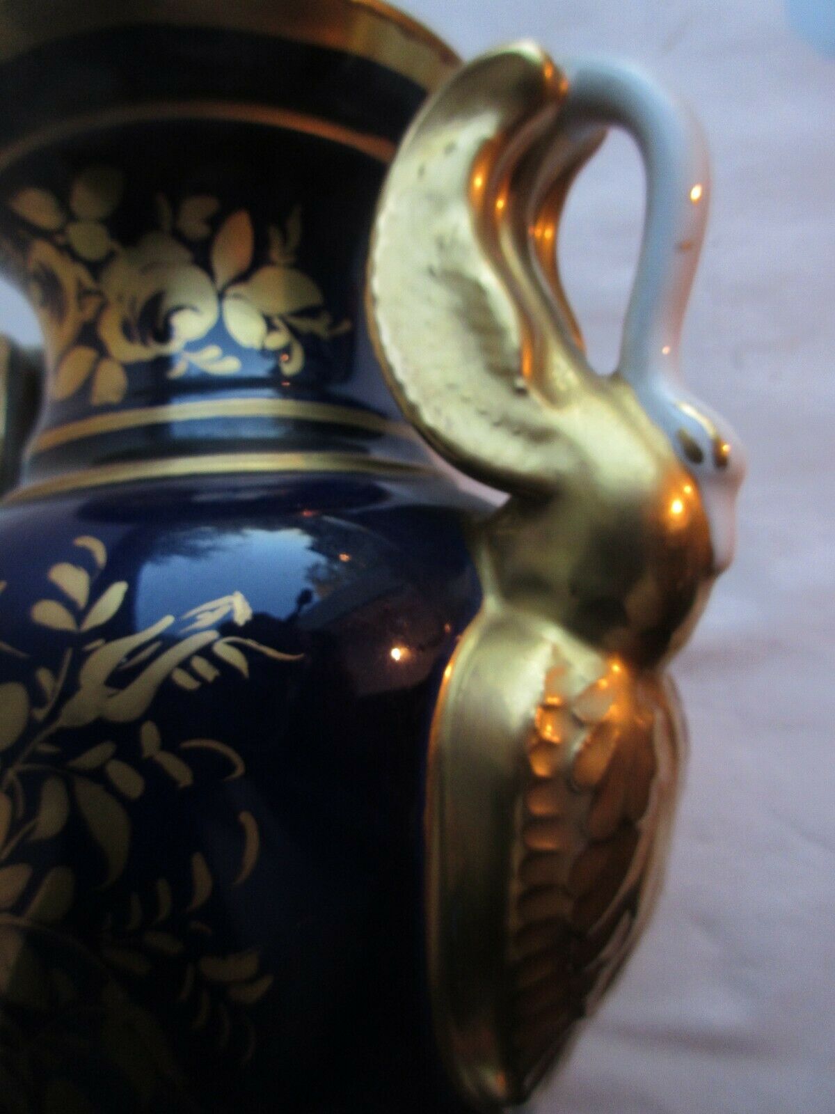Vase porcelaine de Paris Empire forme balustre anses cygnes Or fin signé Mehun