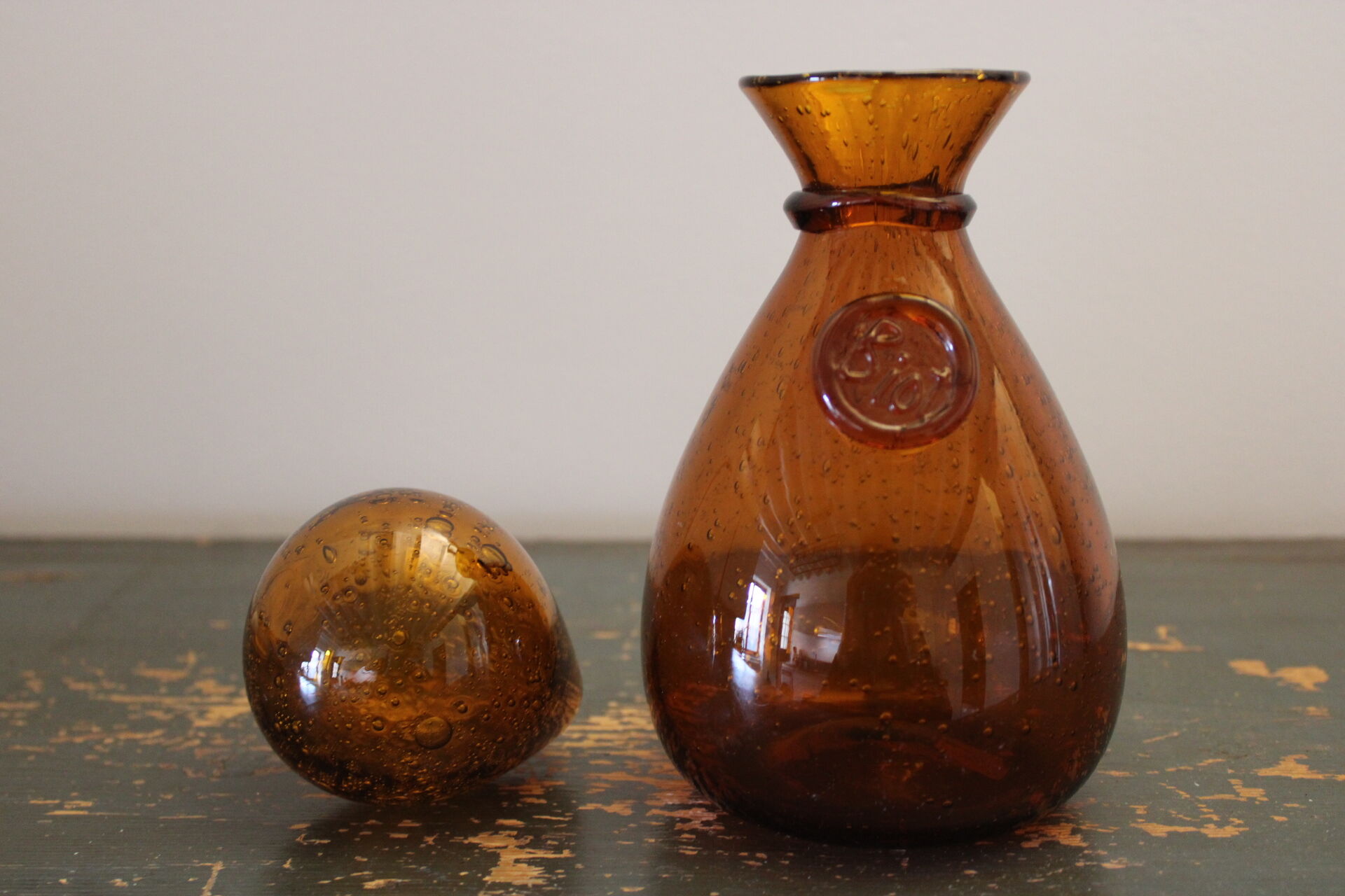 Biot decanter in blown glass bubbled orange hue