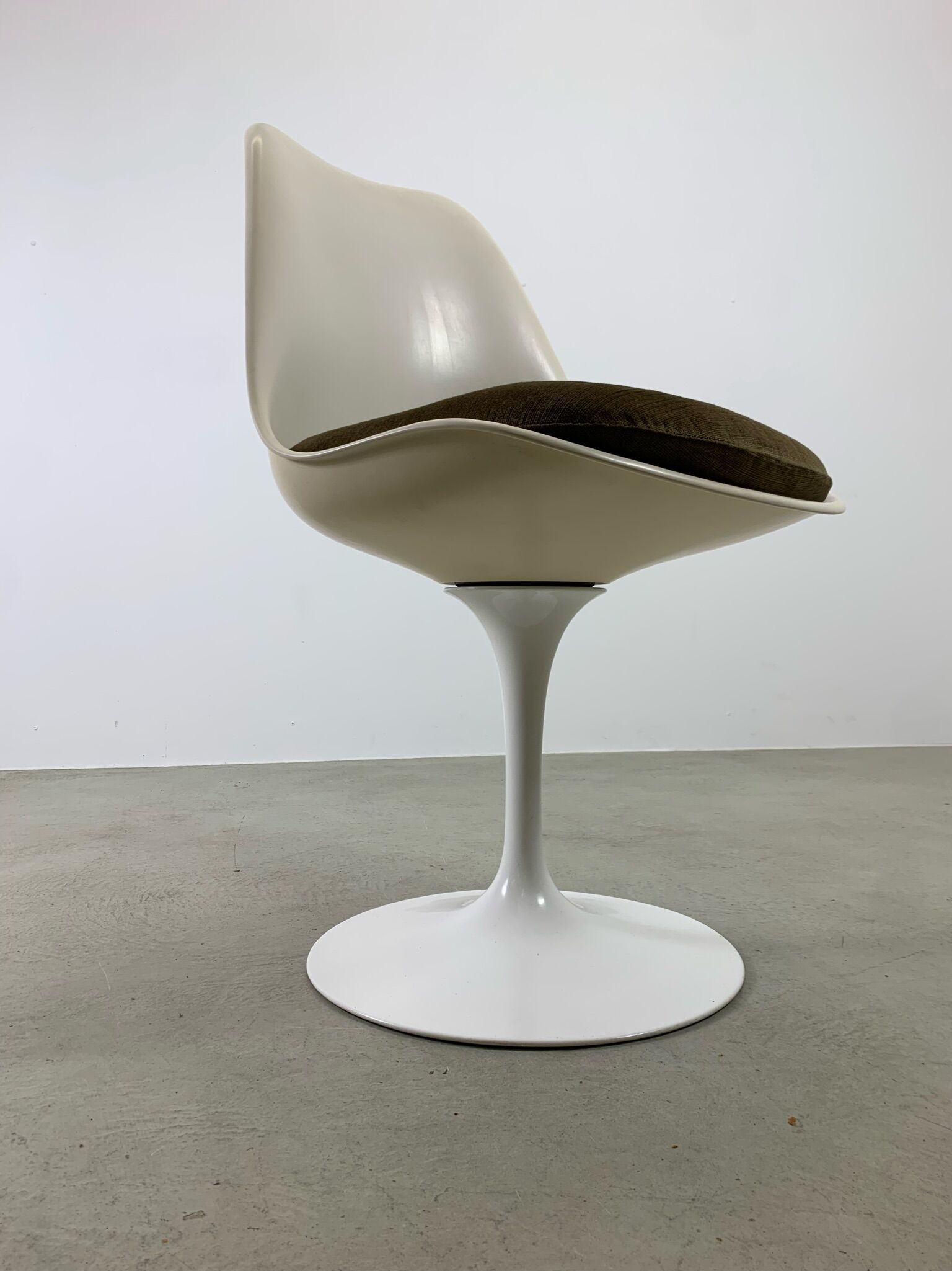 Eero Saarinen Tulip Dining Set with Swifel Chairs for Knoll International 1960s