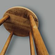 Ancien tabouret de bar en bois et métal – design sobre et authentique