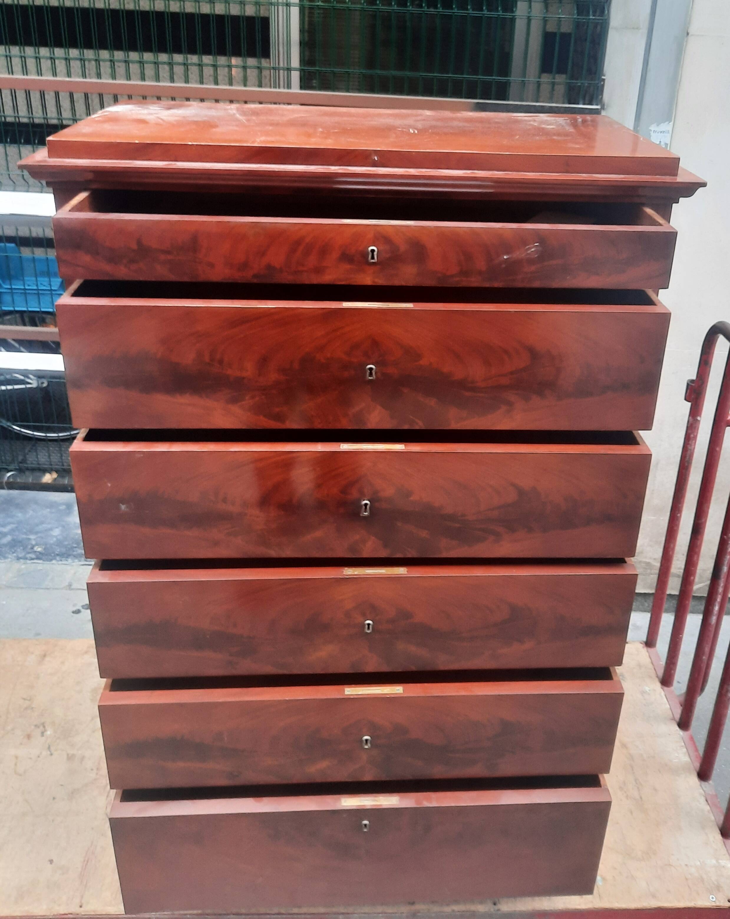 Flamed mahogany chest of drawers with 6 drawers