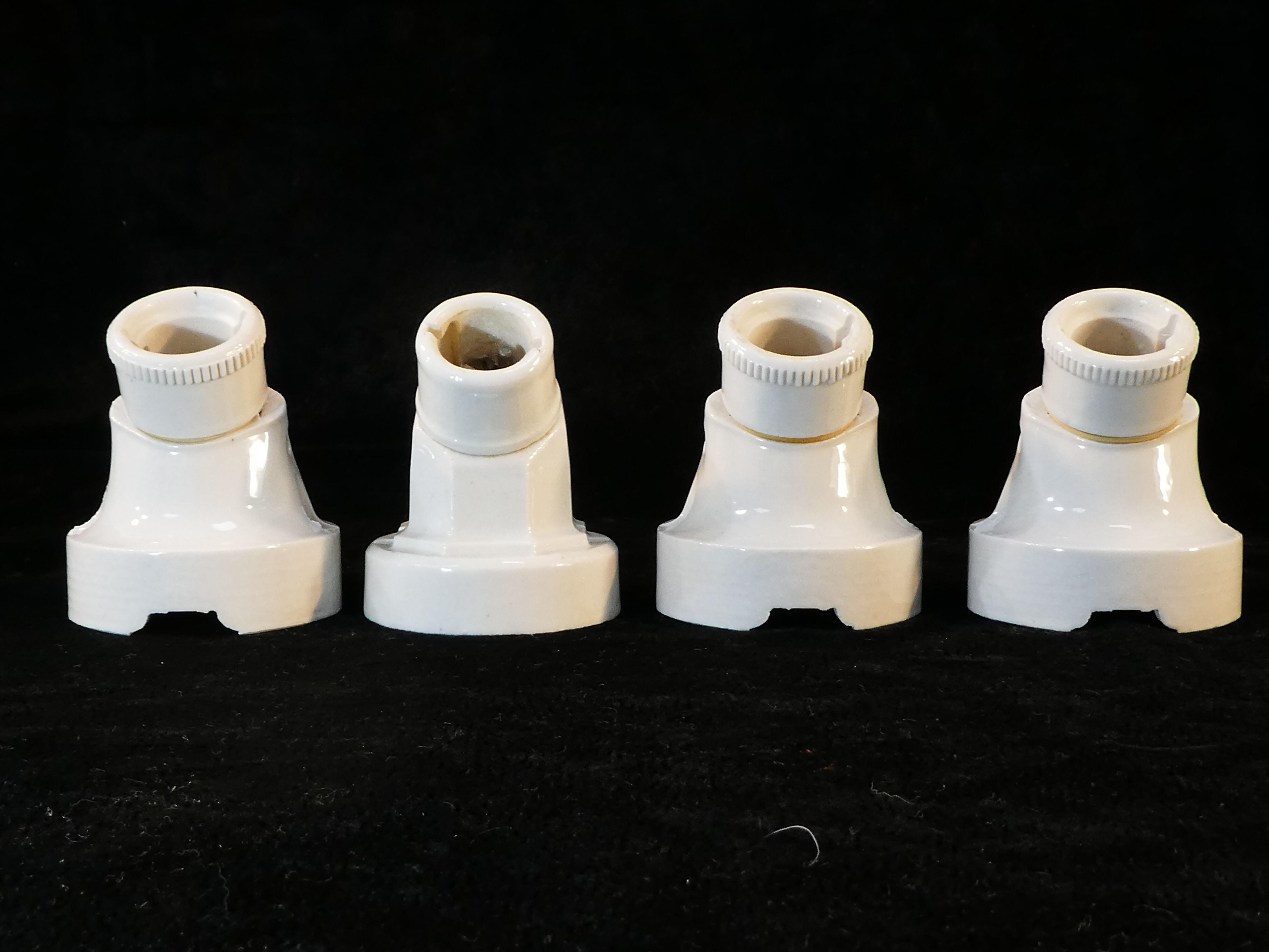 Lot de 4 appliques coudées en porcelaine art deco