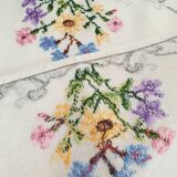 Nappe brodée à la main délicate avec des fleurs, Roumanie
