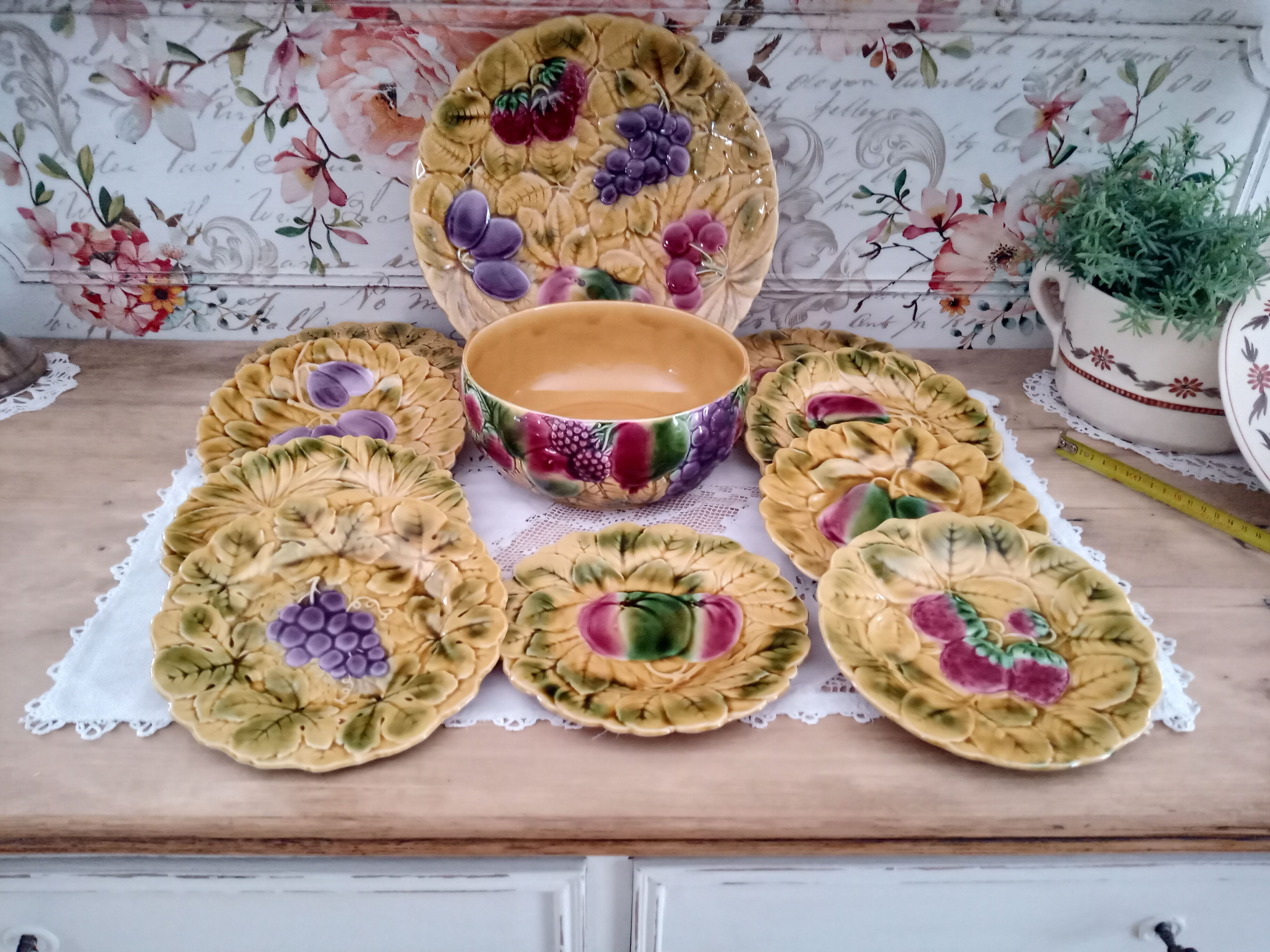Lot de 9 assiettes à dessert en barbotine Sarreguemines France décor fruits