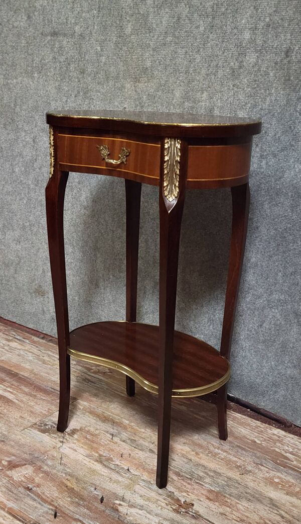 Table d’appoint de style Louis XV, en marquéterie