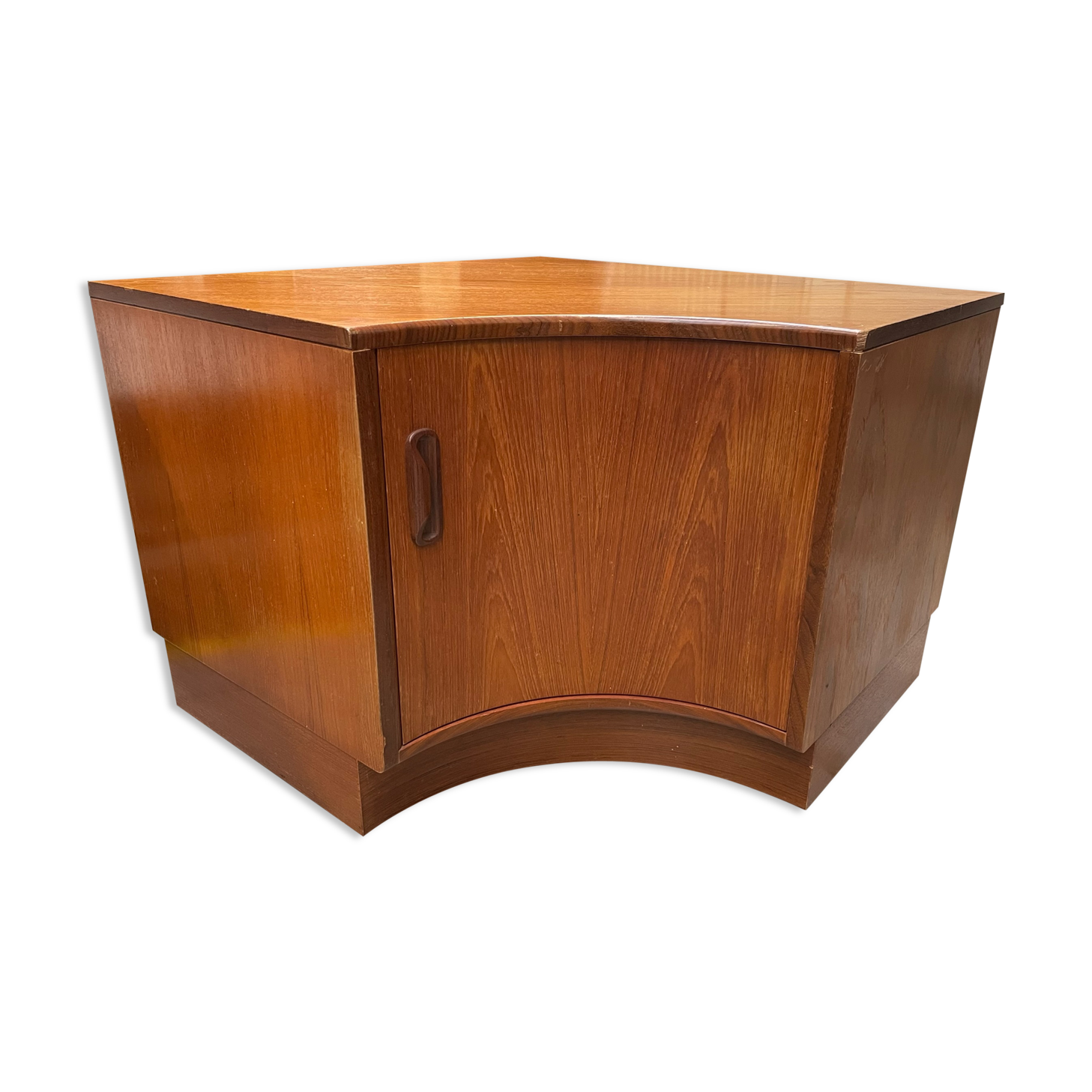Corner cabinet