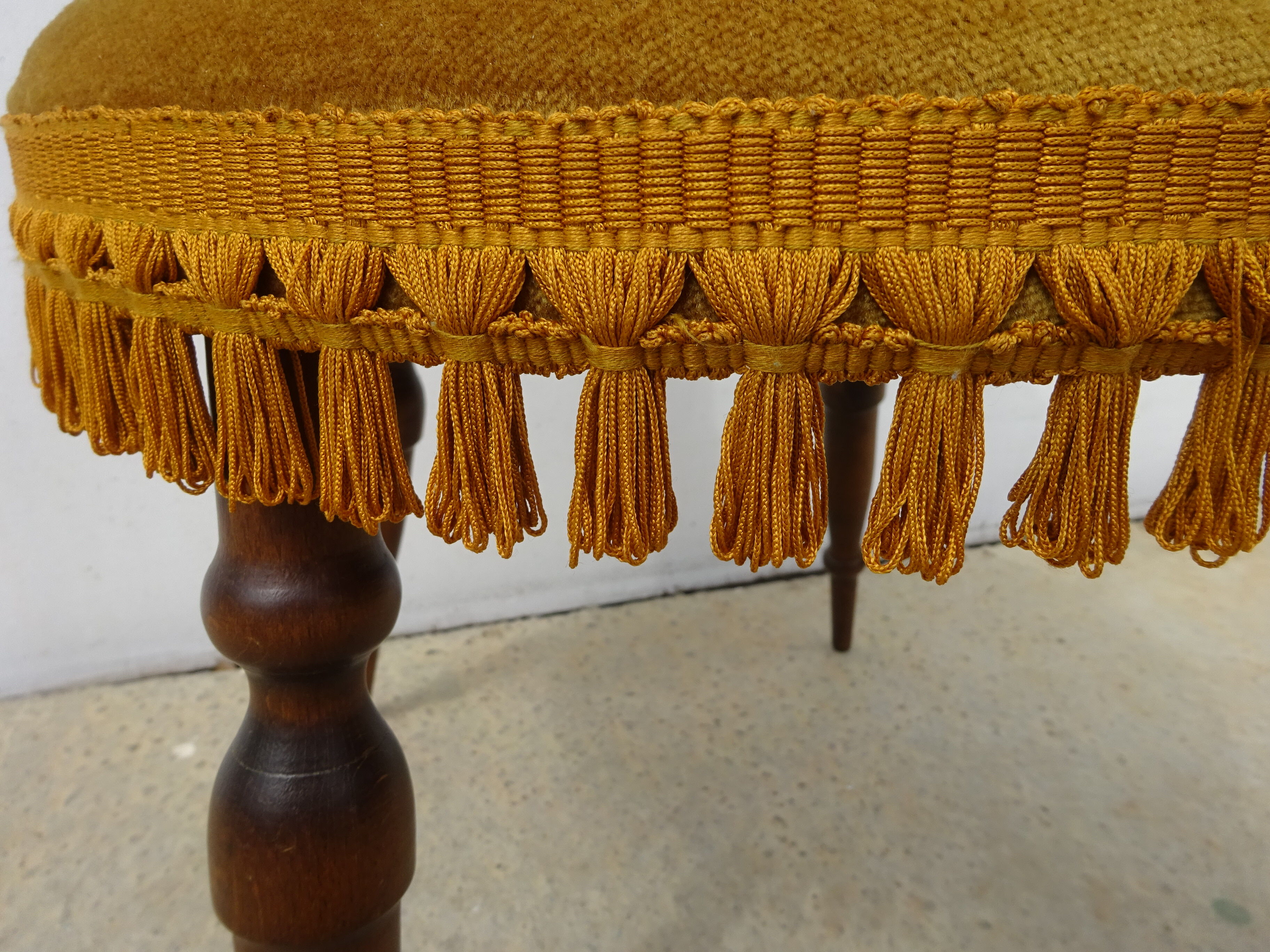 Chaise en noyer et velours franges assorties couleur or
