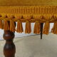 Chaise en noyer et velours franges assorties couleur or