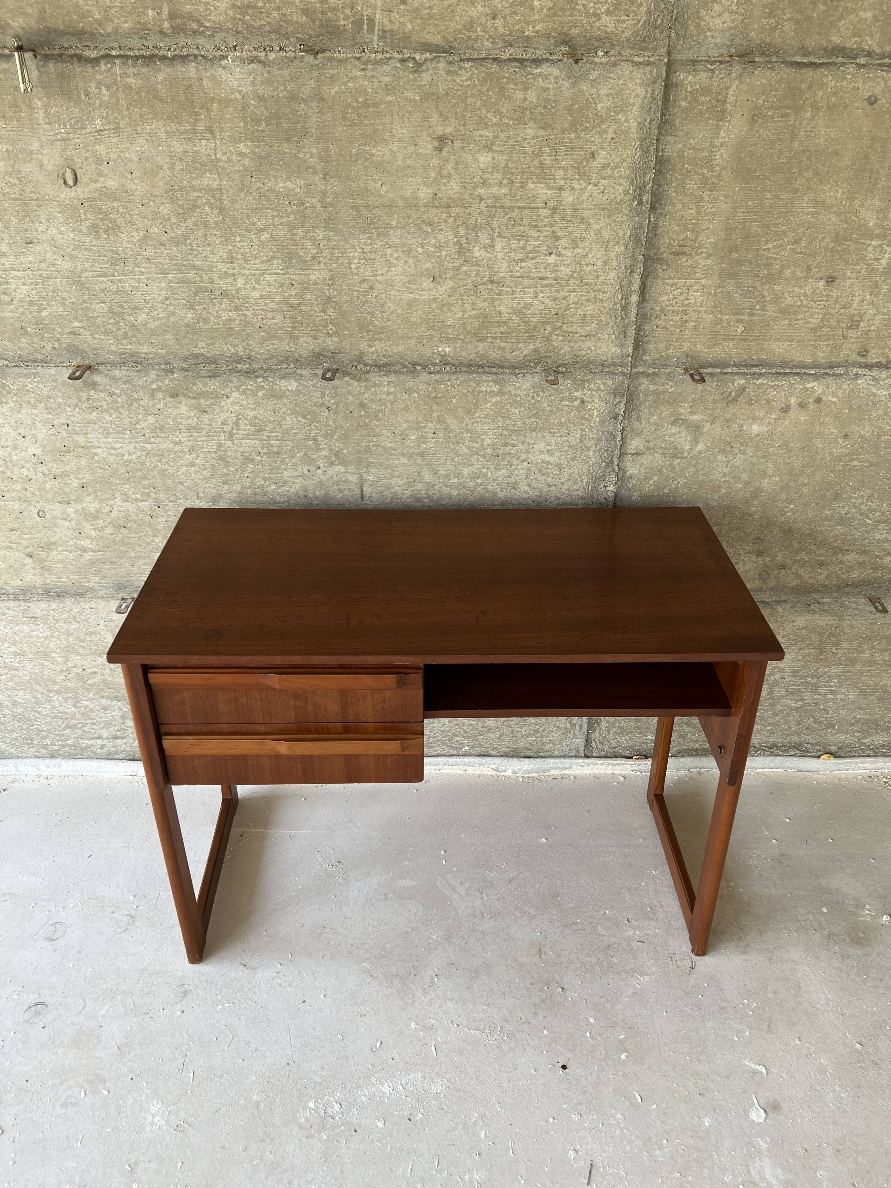 Scandinavian office of the 60s with sleigh feet