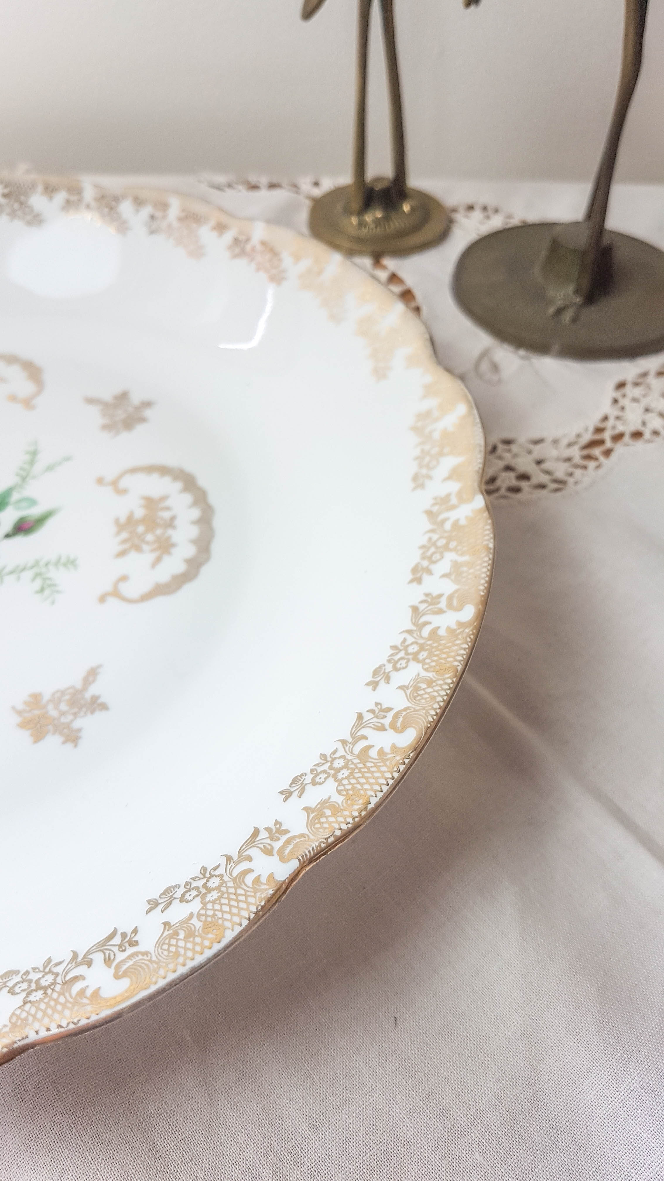 Round flat hollow Limoges FD Chauvigny White golden rose pattern
