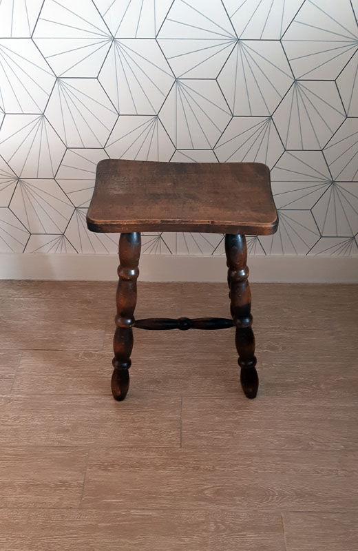 Tabouret marron en bois tourné.