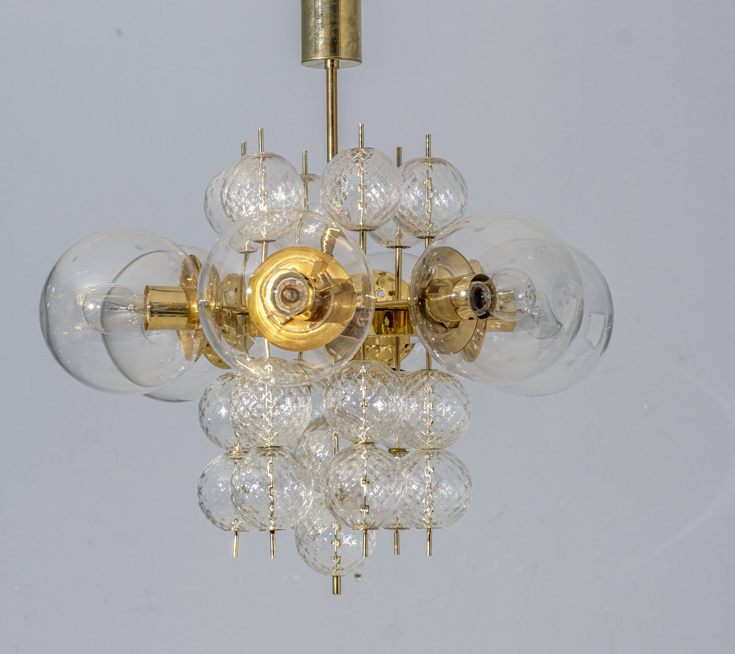 Lustre en laiton et verre du milieu du siècle, Europe, années 1960