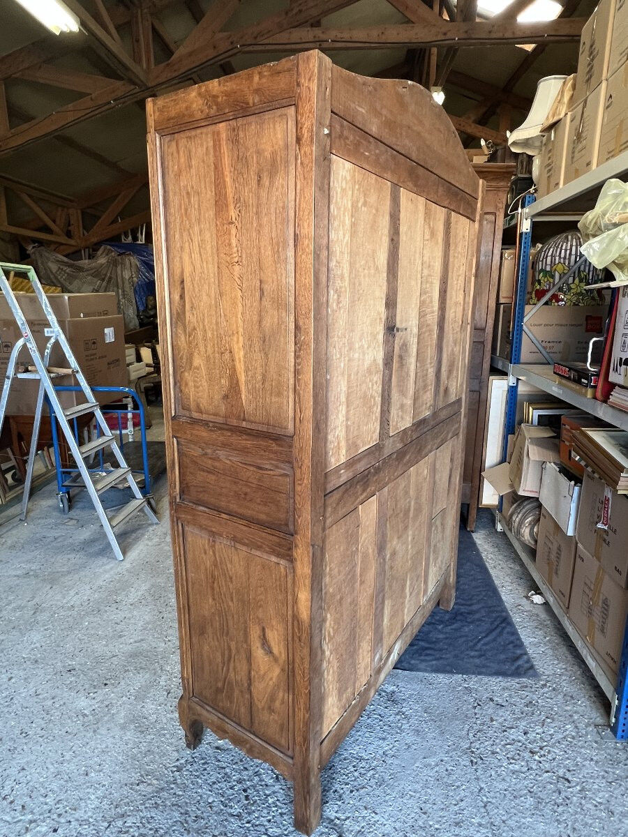 Norman Cauchoise wardrobe in medium oak, carved from the 19th century with a gendarme hat top.