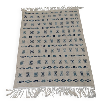 Tapis blanc et bleu à motifs berbère tissé mains en laine naturelle