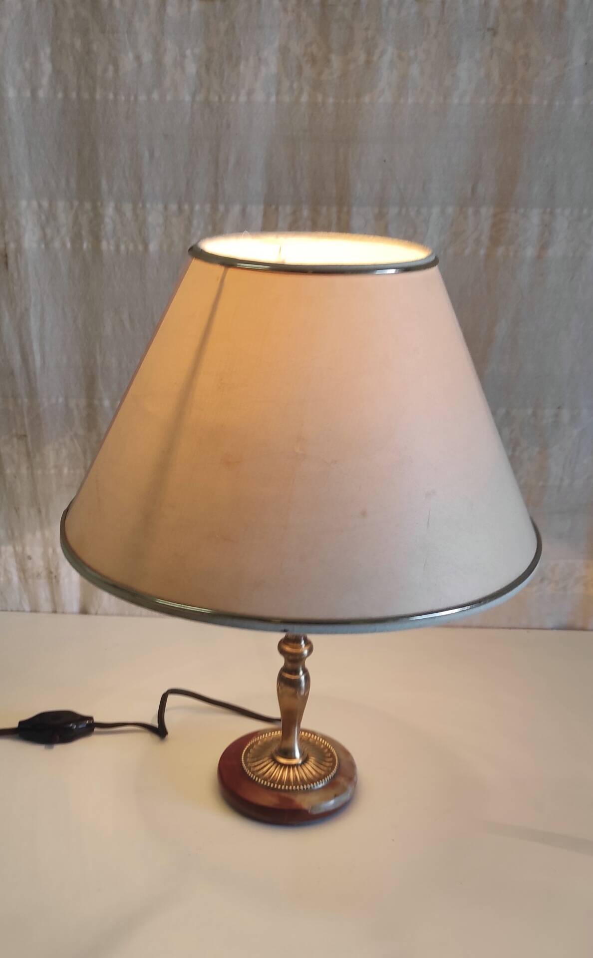 Table lamp base in brass, neo-classical style - mid 20th century.