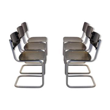 Ensemble de six chaises industrielles en contreplaqué Gispen dans un cadre gris et wengé.