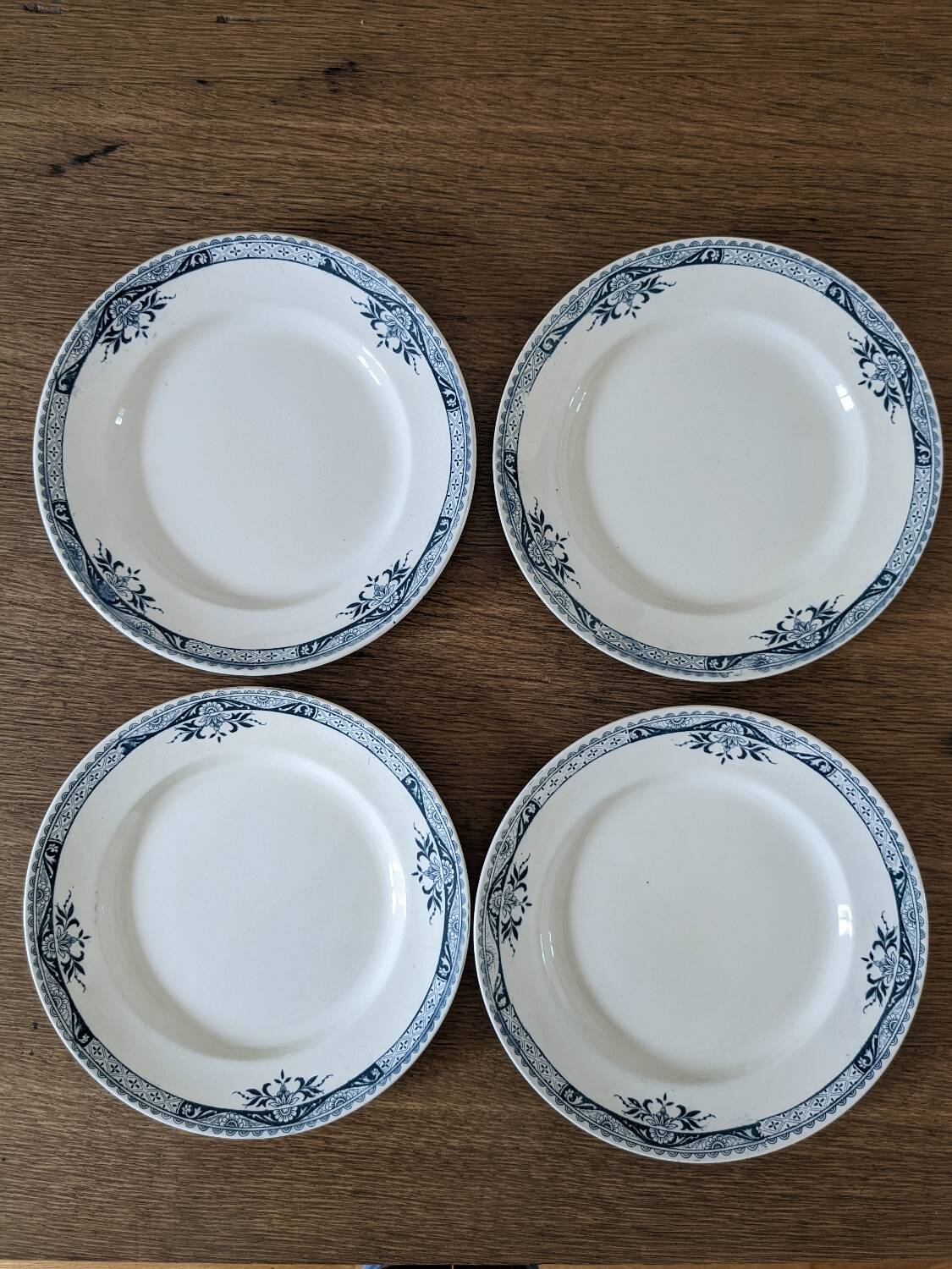 4 Lily Longchamp dinner plates